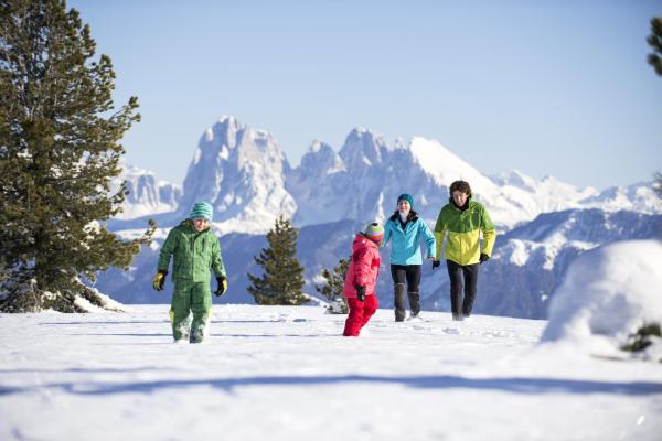 familie-winterwandern-villanderer-alm-c-tvb-eisacktal-alex-filz-1